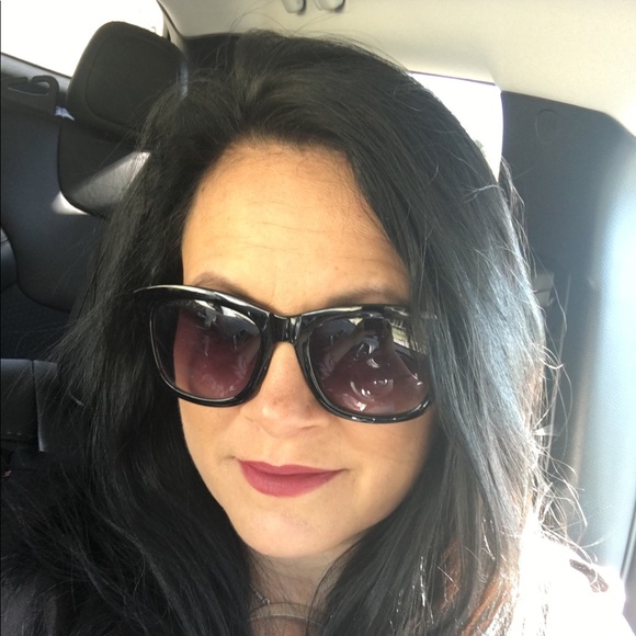 Meet your Posher, Ia Marie aka simplylovedx - Picture 5 of 6